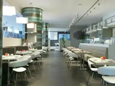 Premier Inn Abu Dhabi Airport (Business Park) - 32