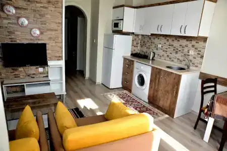 Cleopatra King Apart - 1