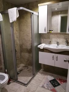 Cleopatra King Apart - 42