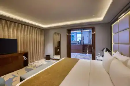 Queen Elizabeth 2 - 24