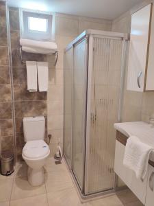 Cleopatra King Apart - 13