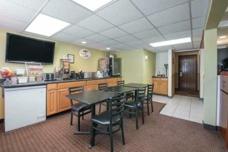 Super 8 by Wyndham Bismarck - 13