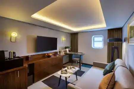 Queen Elizabeth 2 - 7