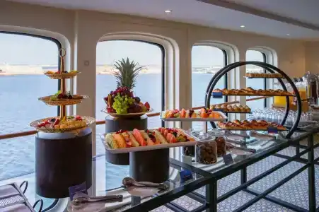 Queen Elizabeth 2 - 15