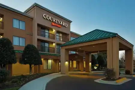 Courtyard Chesapeake Greenbrier - 34