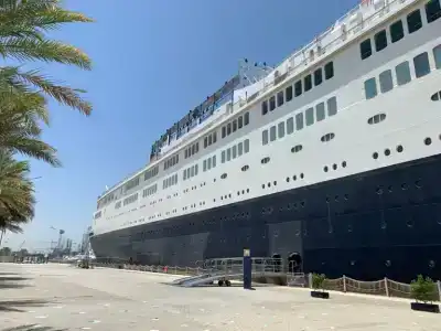 Queen Elizabeth 2 - 84