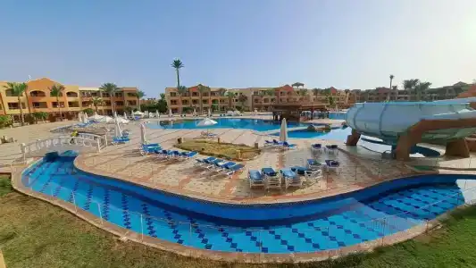 Coral Sea Holiday Resort and Aqua Park - 4