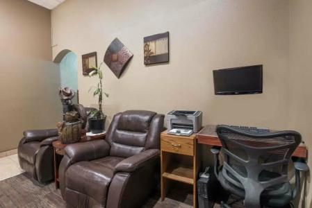 Super 8 by Wyndham Bismarck - 25