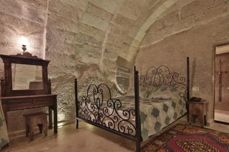 Shoestring Cave House - 94