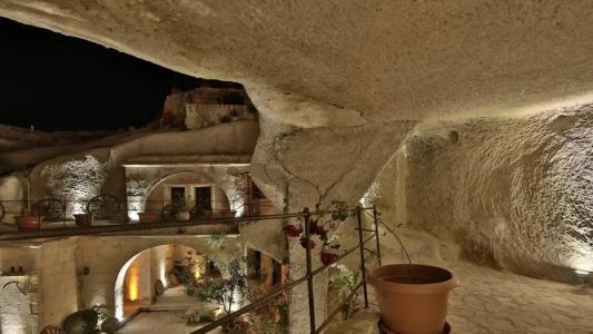 Shoestring Cave House - 54