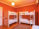 Кровать в общем Roomе